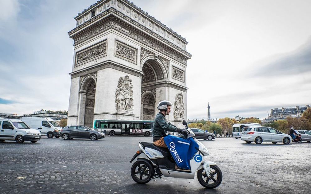 scooter électrique Paris champs Elysée 