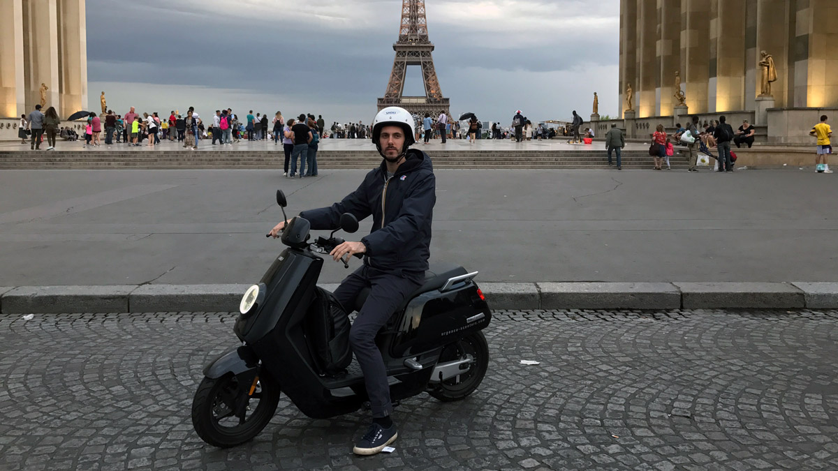 scooter électrique Paris tour Eiffel 